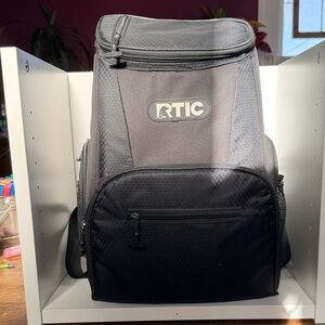 RTIC Outdoors Black 10 Quart(s) Soft Insulated Backpack Cooler Work Lunchbox